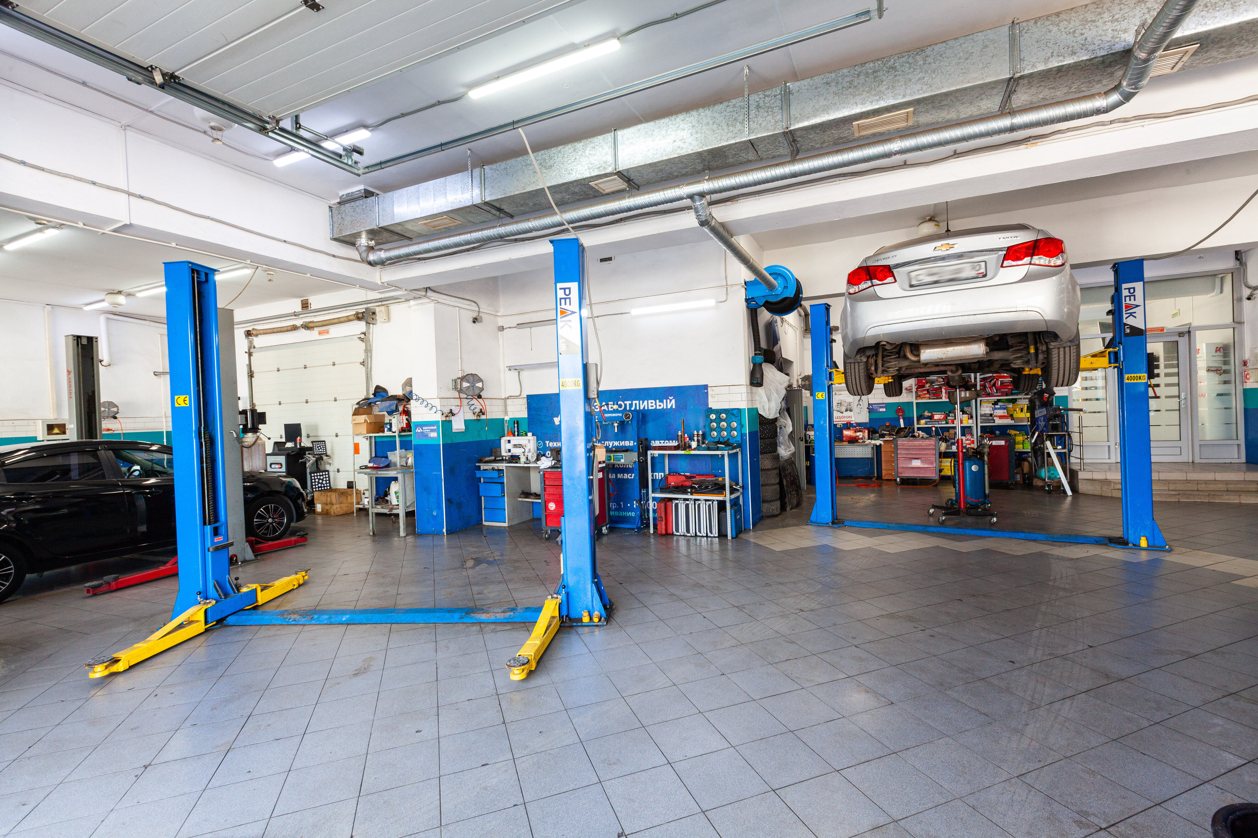 Автосервис форд екатеринбург. Автосервис фото ночью. Работа 2 2 автосервис. Карьер, д. Парковка около форда баярд на варшавском шоссе фото.