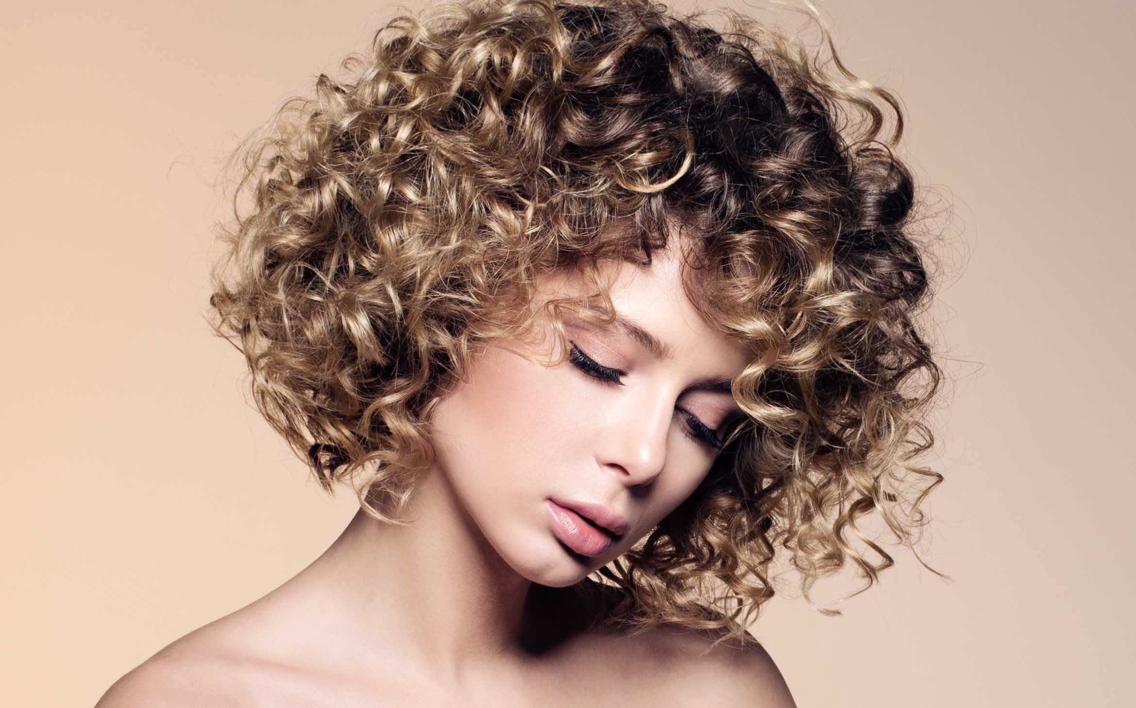 Биозавивка 2022. Биозавивка mossa средние локоны. Химия на крупные коклюшки. Хим завивка на крупные коклюшки. Вертикальная химия.