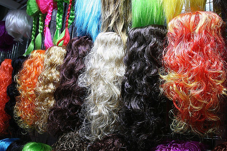 Магазины где купить парики. Разноцветный парик. Карнавальный парик. Цветные шиньоны для волос. Парики на САДОВОДЕ.
