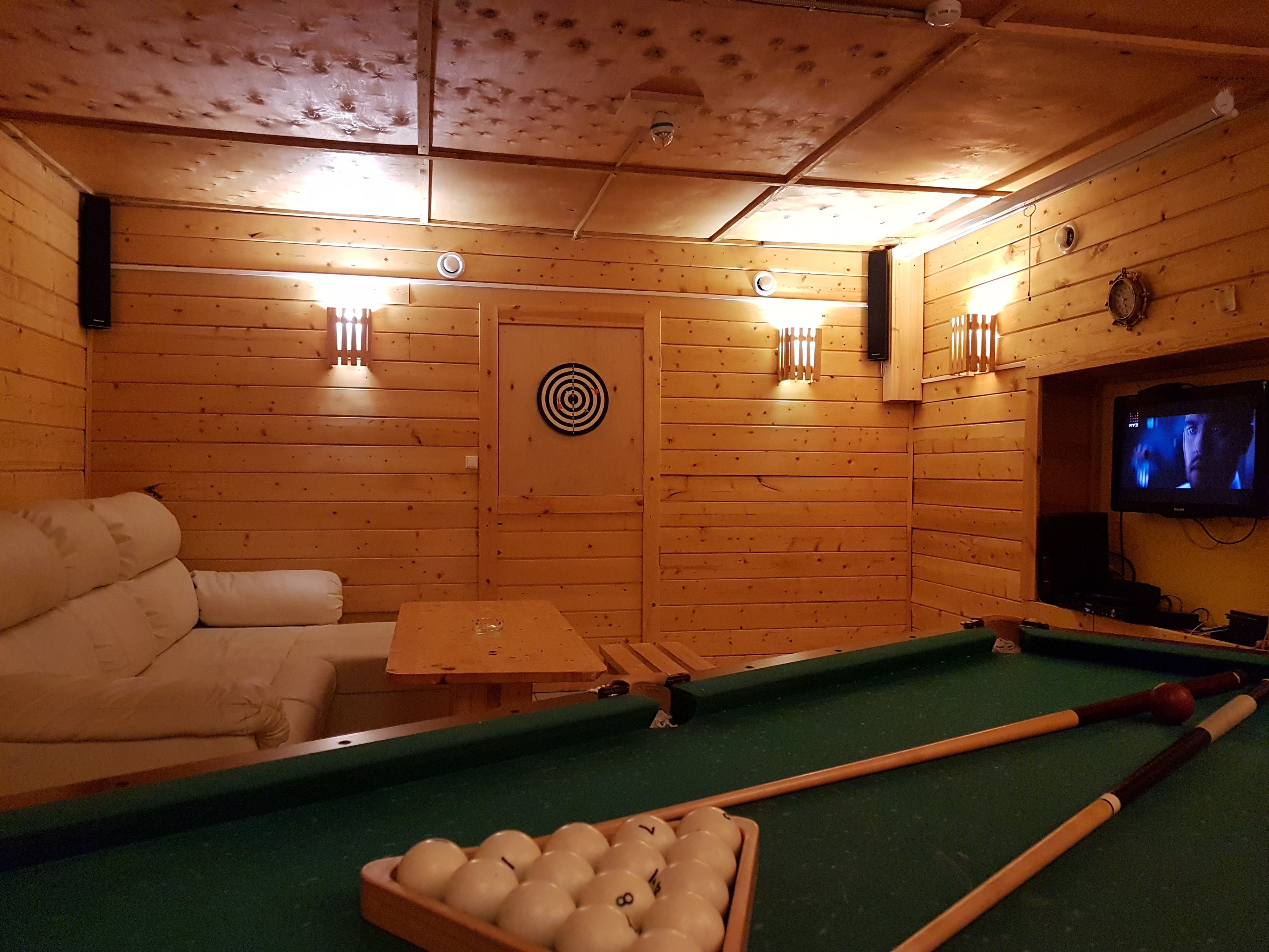 Баня с бильярдом и бассейном. Баня с бильярдом. Бильярдная в бане. Бильярдная в бане. Сауна с бильярдом.