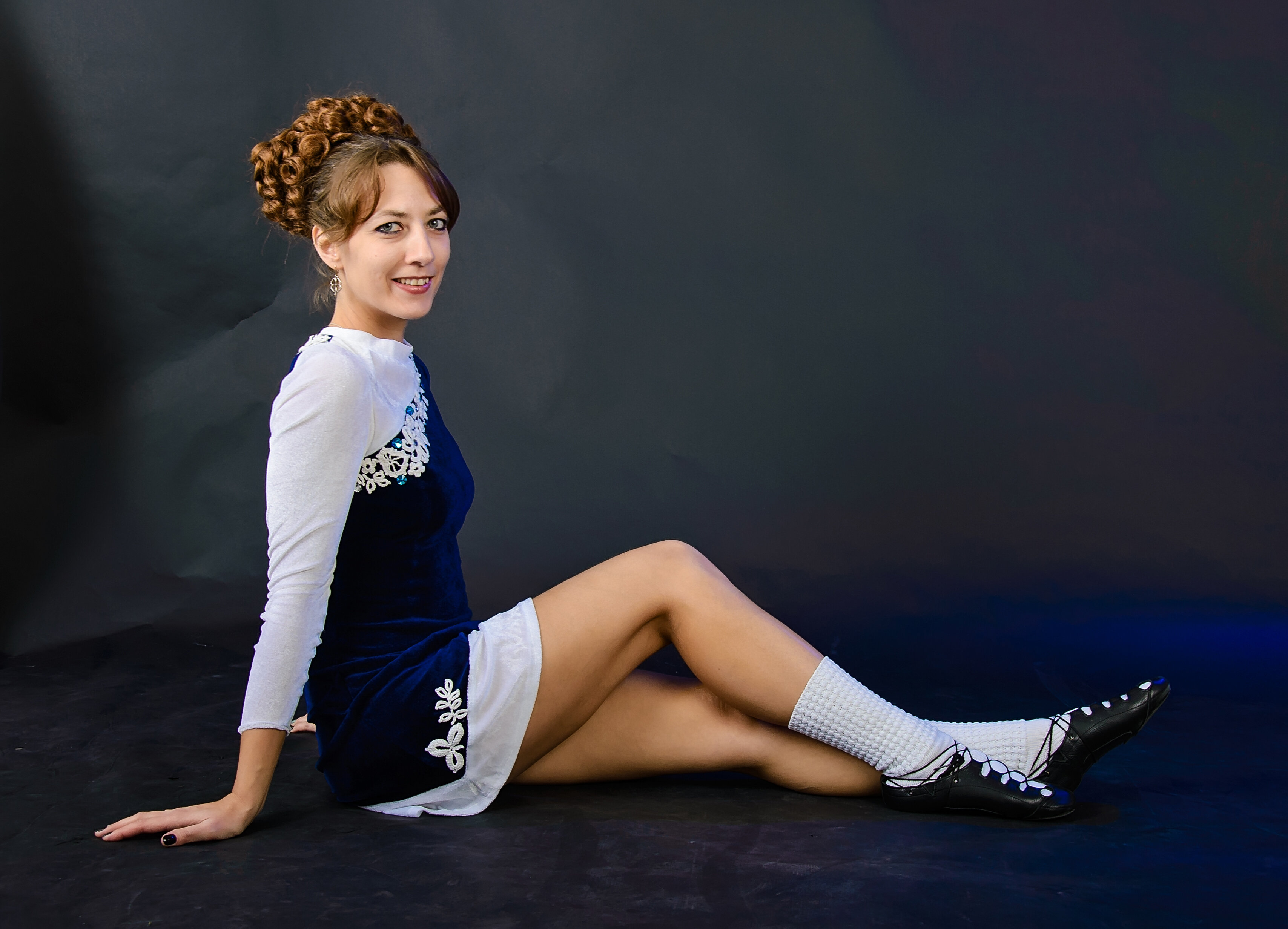 Фуэте хореографическая школа. Занятия по народному танцу. Танец с цветными дугами. Хореография томск танцы. Хореограф томск.