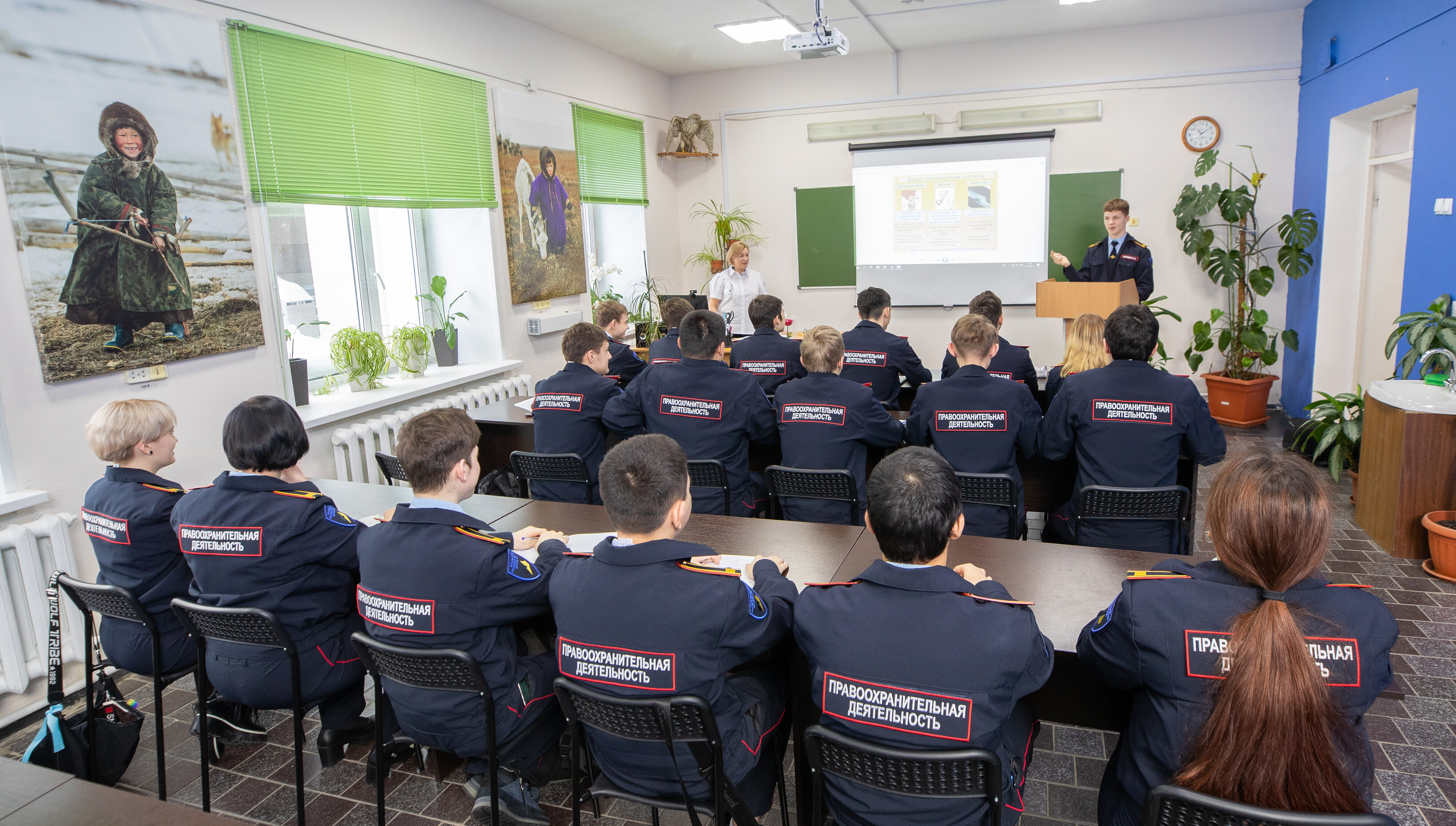 Курсы в новом уренгое. Уральский региональный колледж правоохранительная деятельность. Уральский колледж новый Уренгой. Форма Уральского регионального колледжа. Уральский региональный колледж Мурманск.