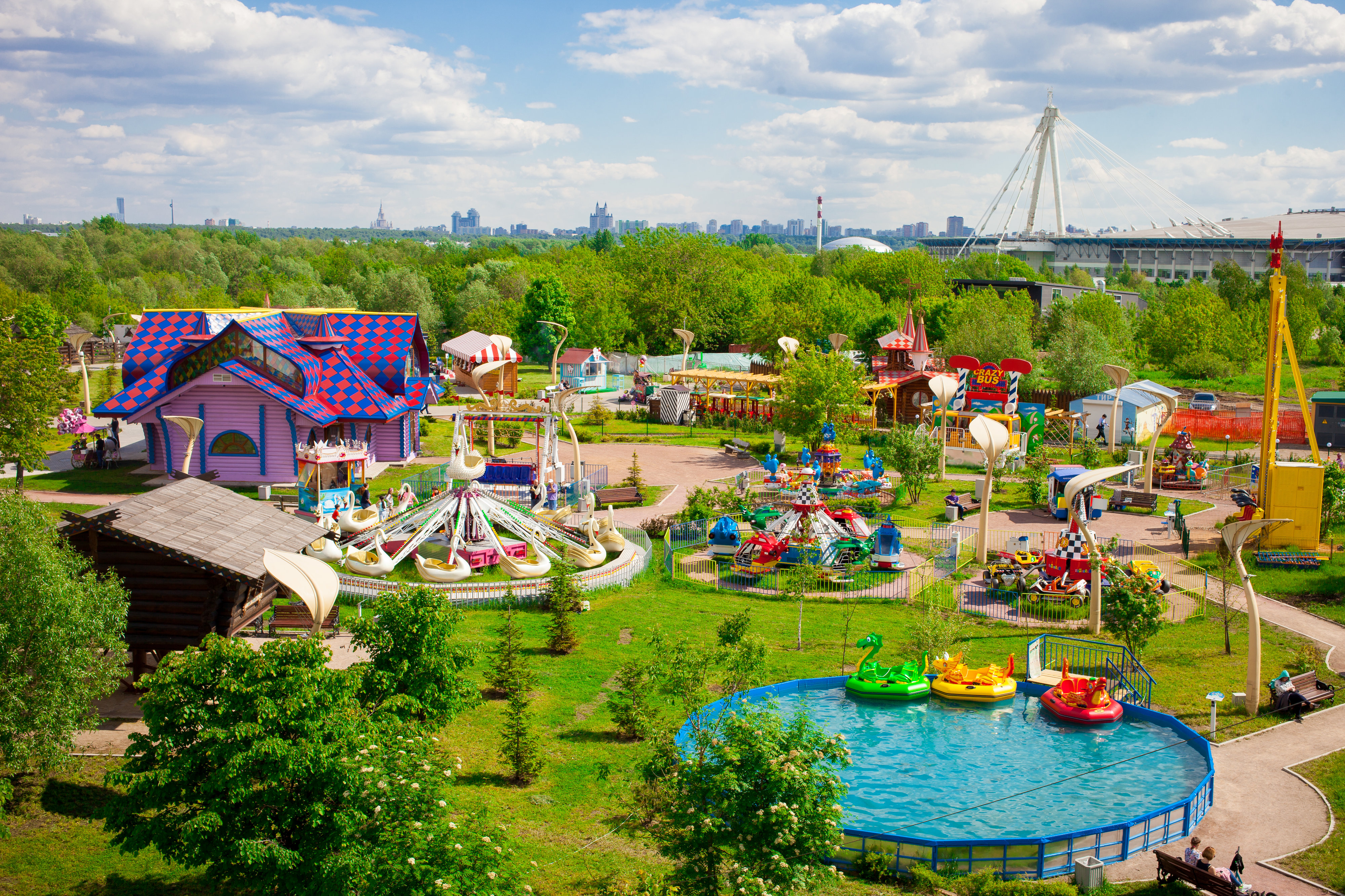 Город сказка парк. Крылатское парк аттракционов. Парк сказка в Крылатском. Парк развлечений сказка Крылатское. Парк аттракционов Крылатское Москва.