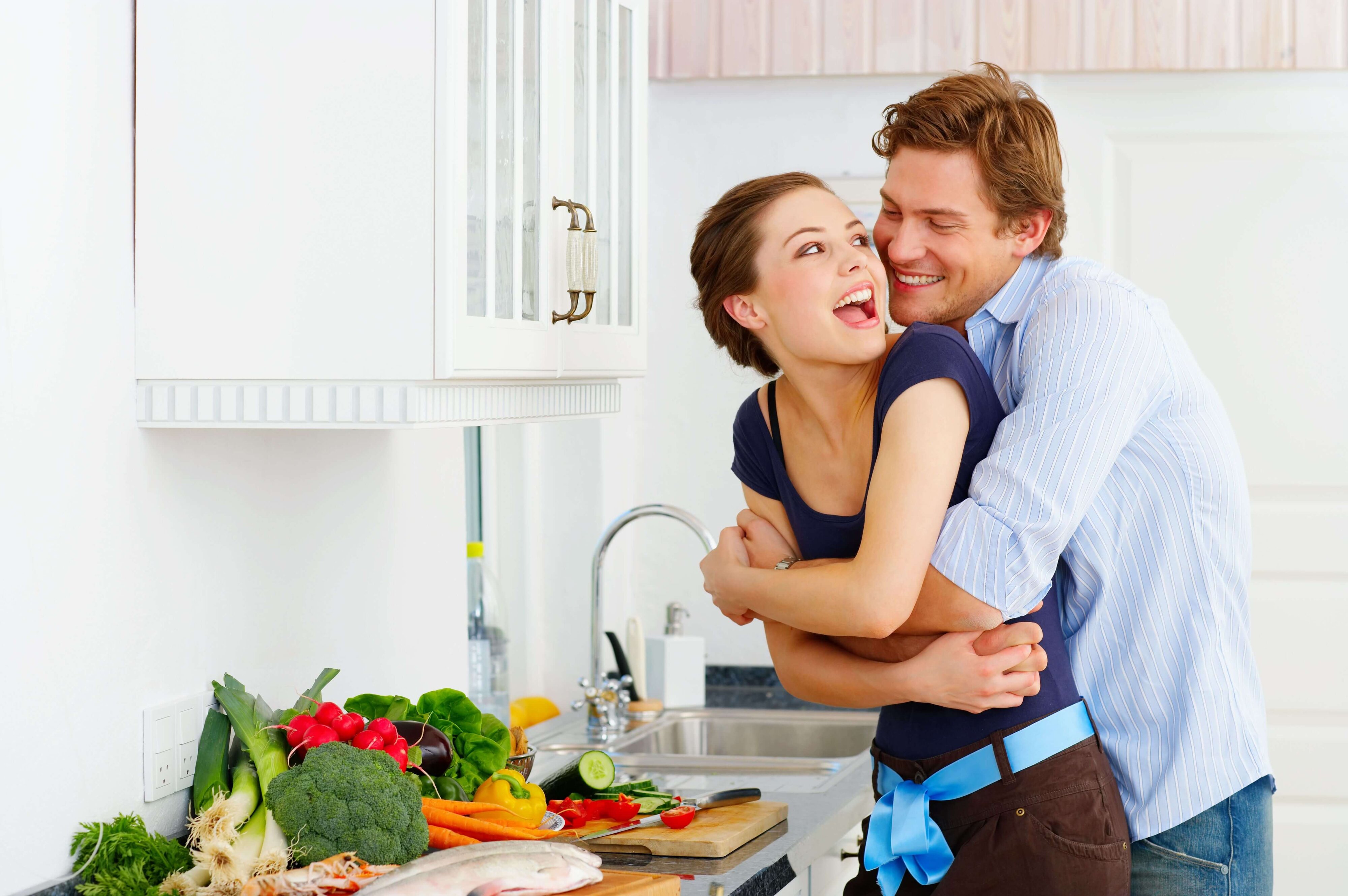 Как помочь мужу выйти. Мужчина и женщина на кухне. Парень и девушка на кухне. Счастливые муж и жена. Мужчина и женщина вместе.