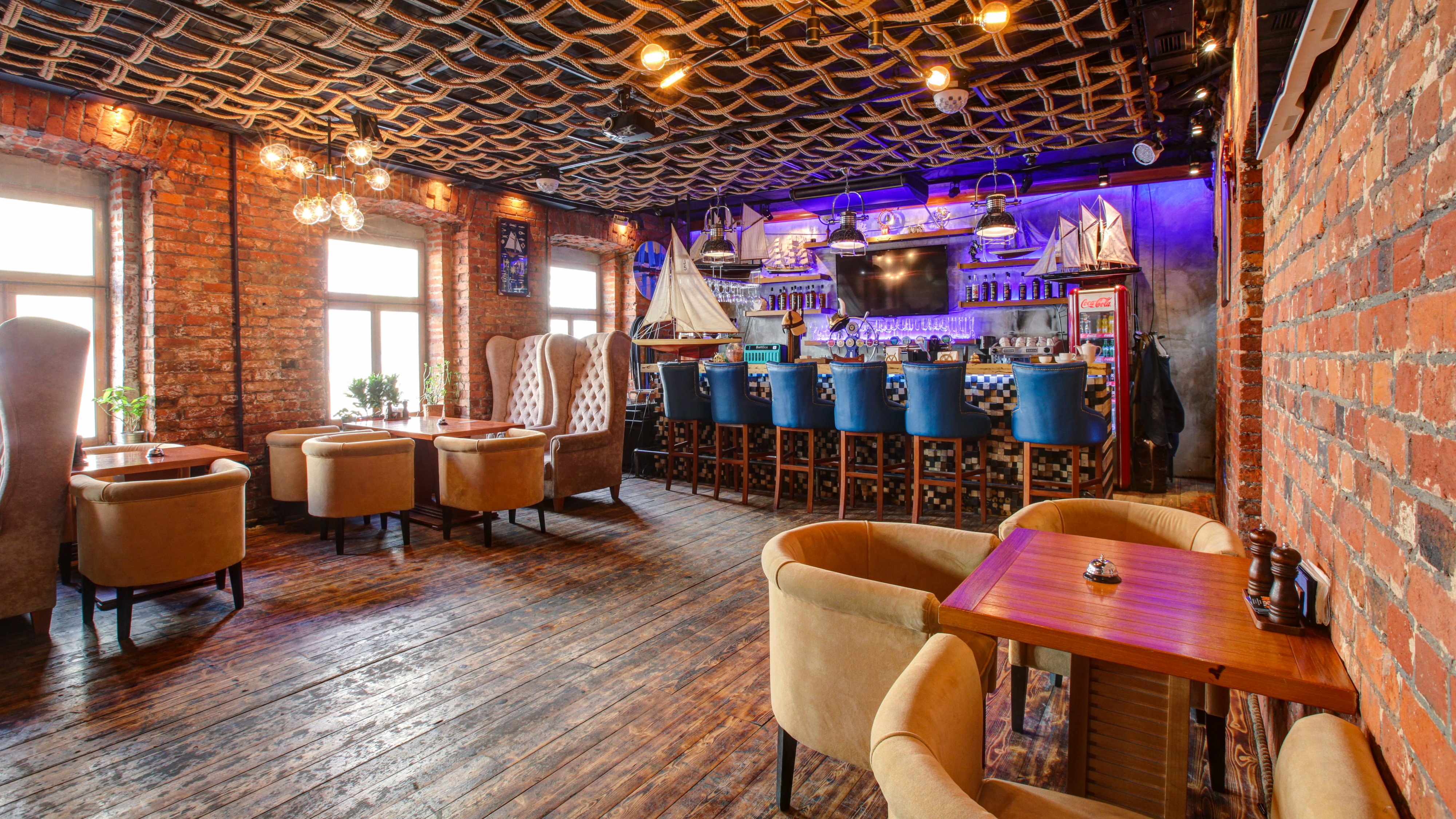 Казбеги ресторан в спб. Мама рада краснодар ресторан. Довольное рестораны. Клиент в ресторане. Гастробар москва.