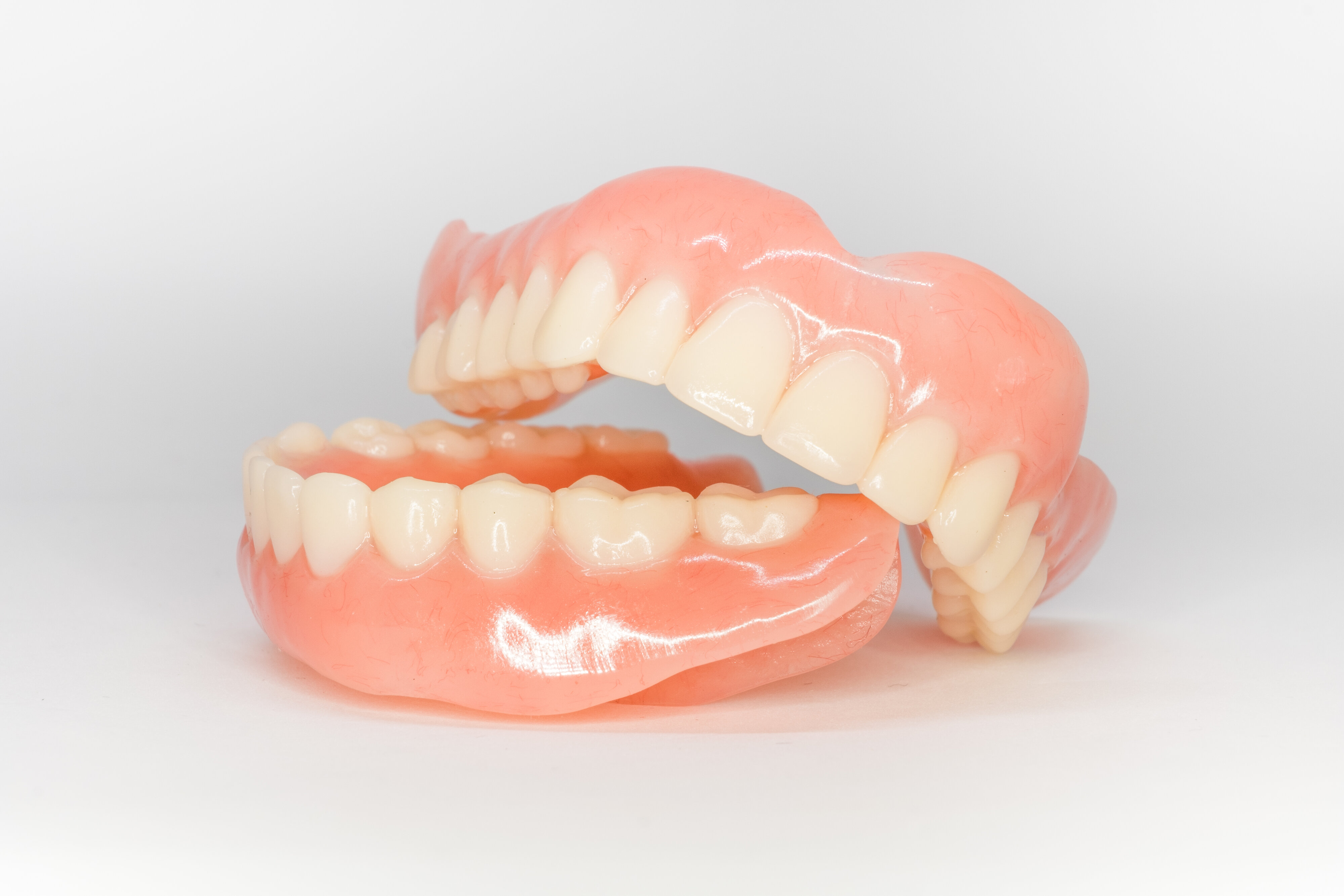 Какие зубные протезы лучше при отсутствии зубов. Полносъемные протезы ортопедическая стоматология. Нейлоновые полносъемные протезы. Полносъемный пластинчатый протез. Частичный съемный пластиночный протез.