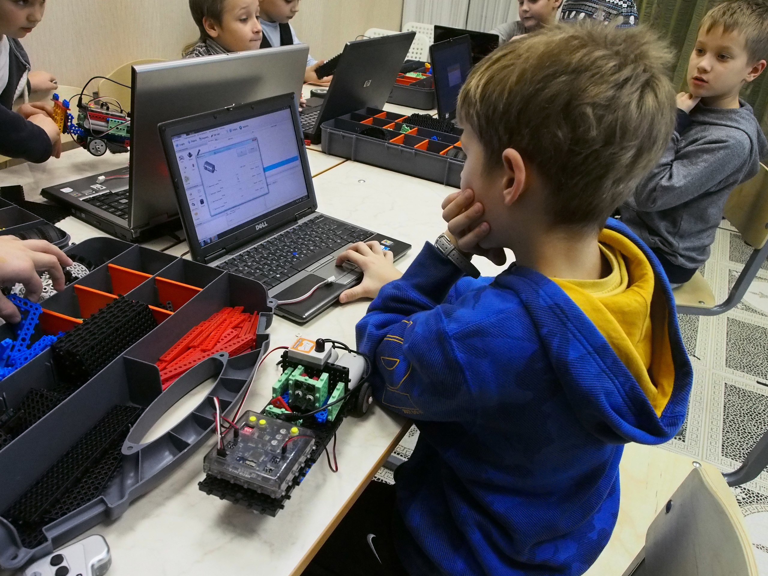 Учится робототехники. Робототехника для детей. Роботостроение для детей. Занятия по робототехнике. Школьники робототехника.