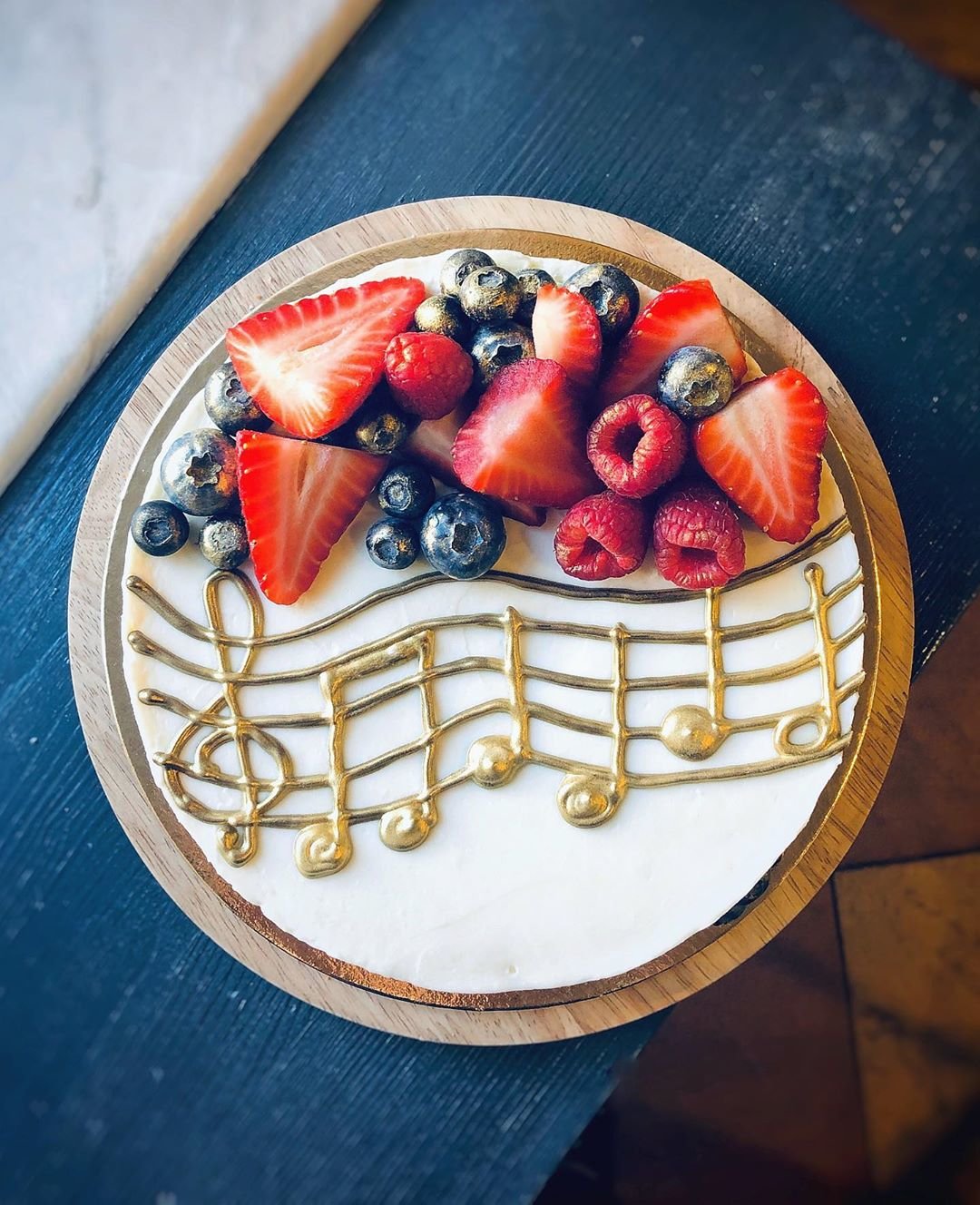 Десерт кафе бармалеева. Dessert market. Десерт маркет. Десерт конти бонжур клубничное суфле 232 г. Полезный торт.