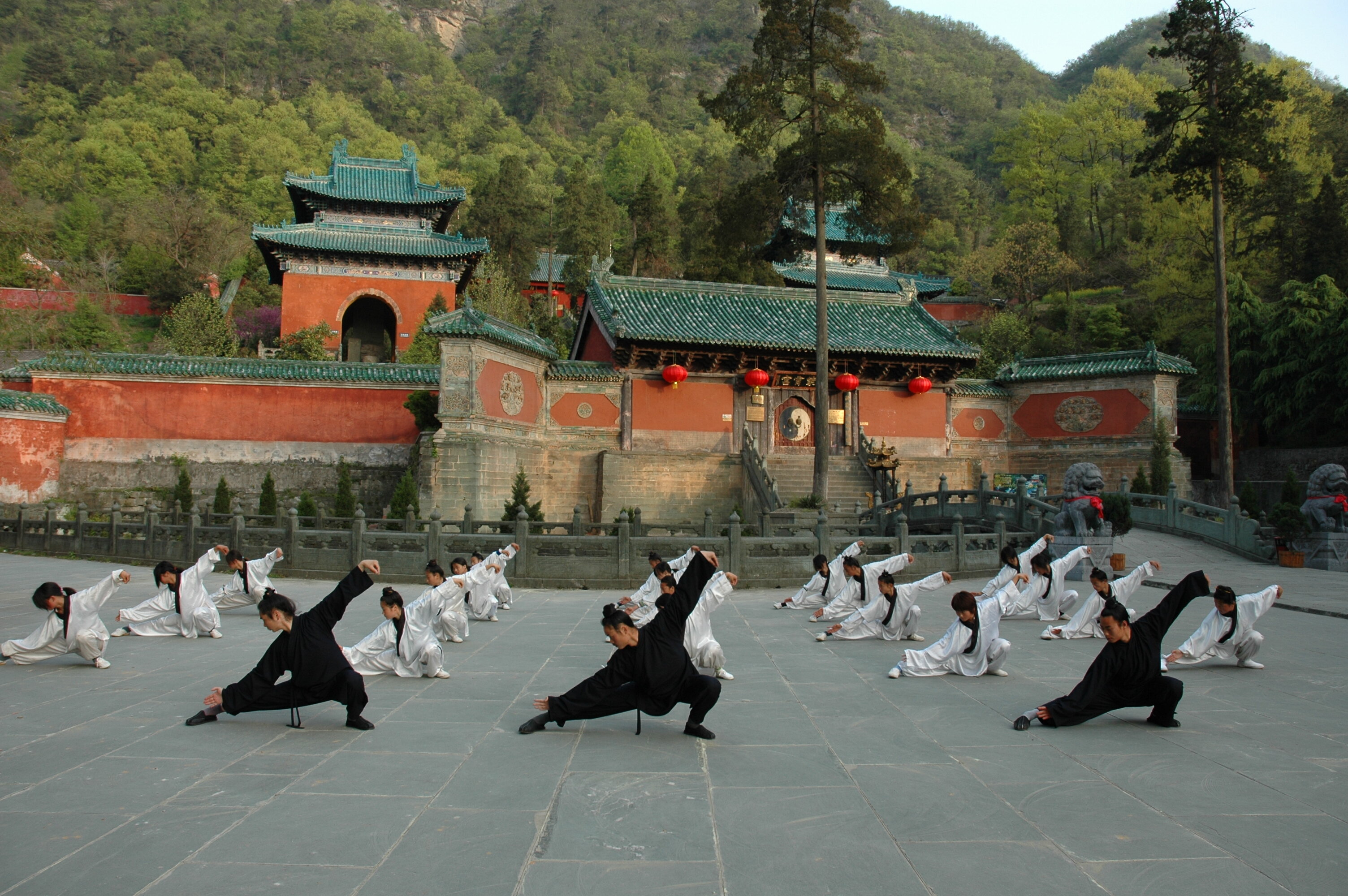 Tai tai ru. Даосский монастырь Уданшань. Монастырь Шаолинь Китай. Удан монахи. Боевые монахи монастыря Шаолинь.