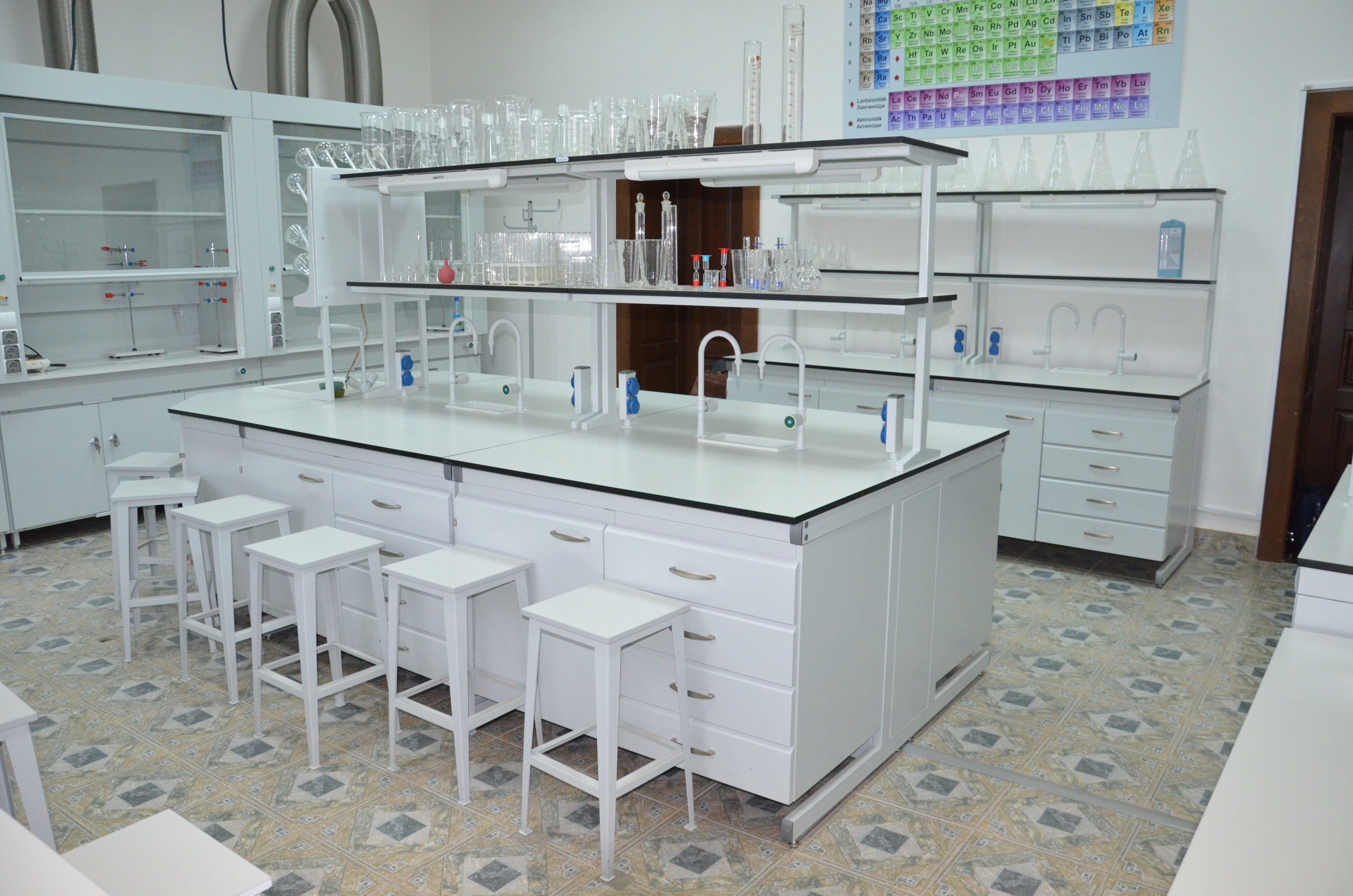 Мебель для кабинета химии и лаборантской в школе