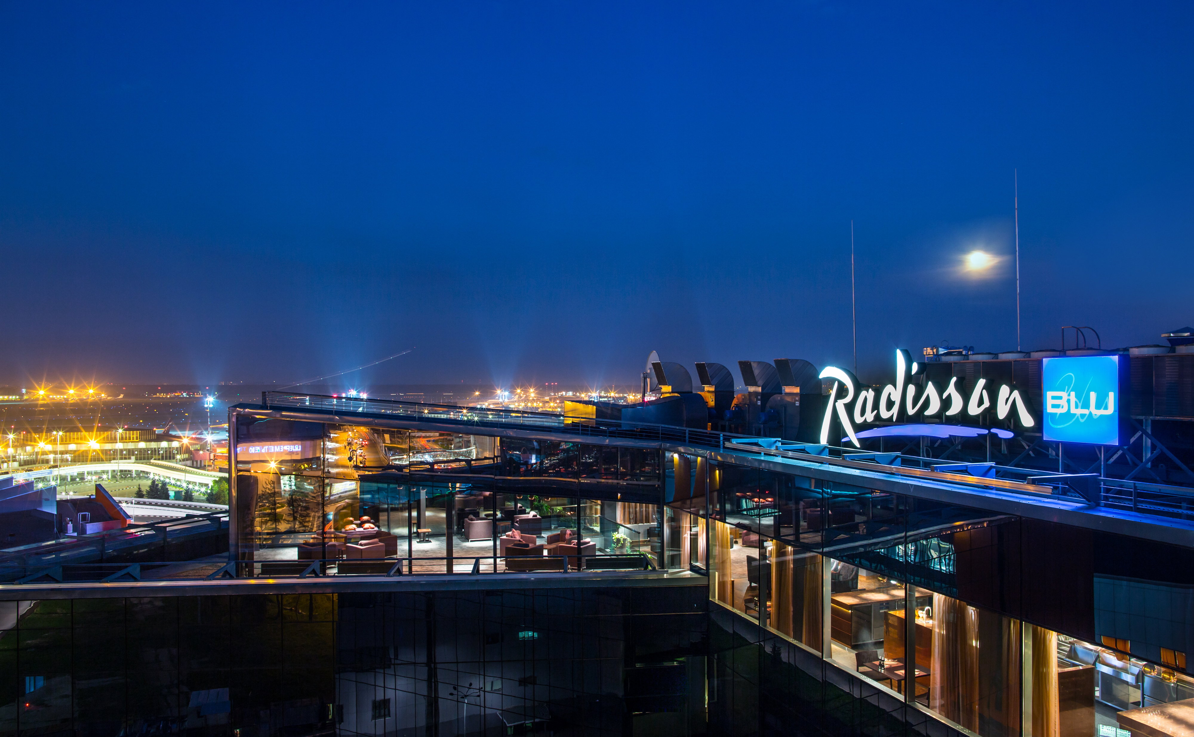 Cosmos selection moscow sheremetyevo airport. Гостиница Рэдиссон Шереметьево. Рэдиссон Блу Шереметьево аэропорт Москва. Москва отель Radisson в Шереметьево. Рэдиссон Блю отель Шереметьево аэропорт.