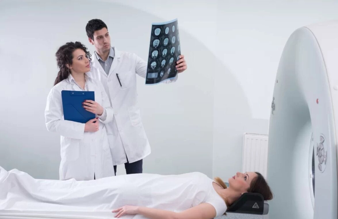 Рентгенолог диагност. Компьютерная томография врач. Мрт пациент. Томография исследование. Врач кт.