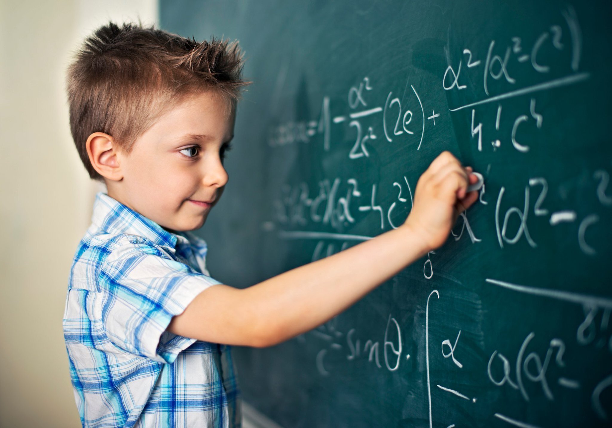 Сколько лет доску. Математика картинки. Урок математики. Математика для детей. Ребенок учит математику.