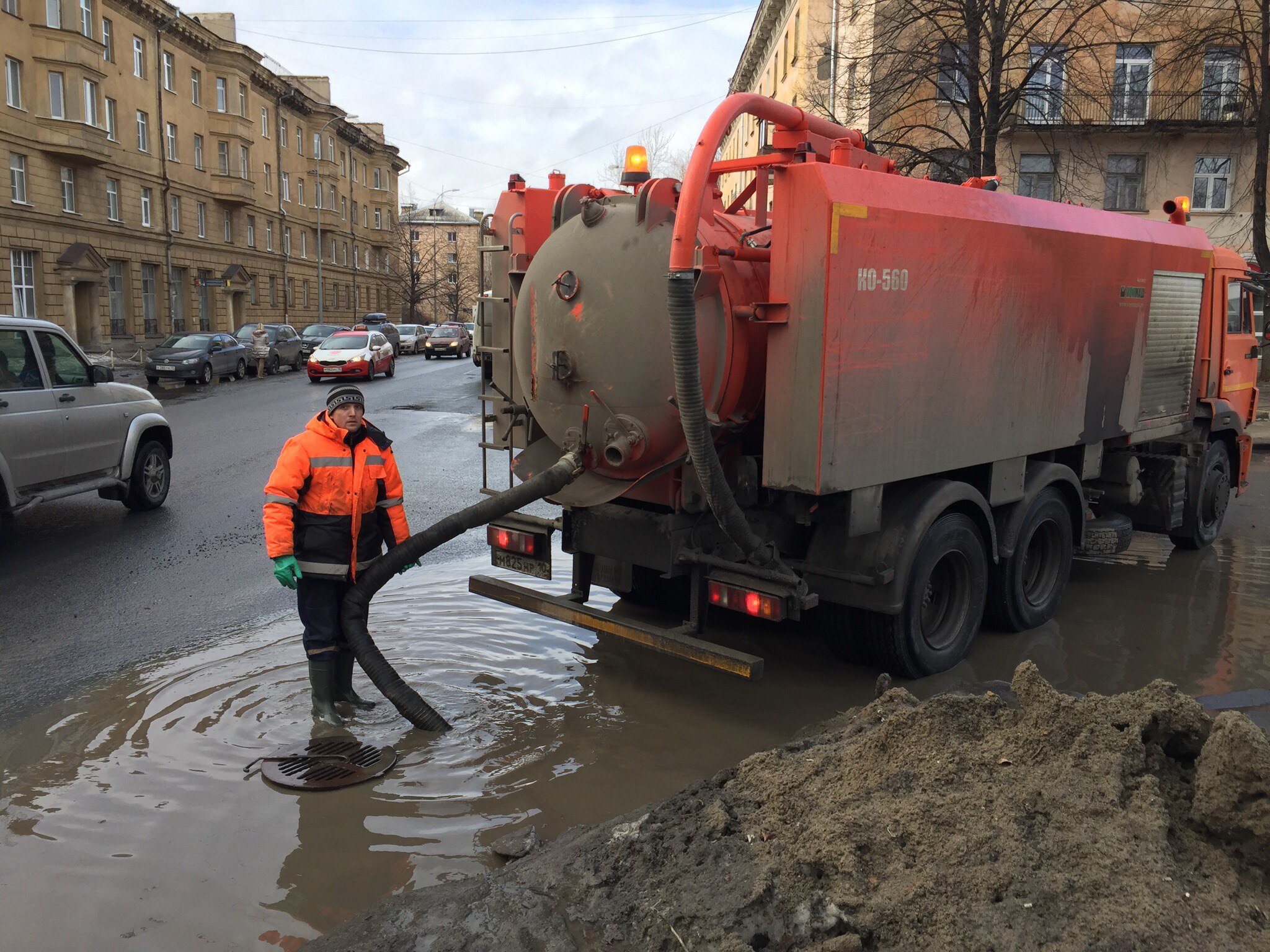 Аварийная служба водоканала ярославль. Машина для прочистки ливневой канализации. Засор ливневой канализации. Аварийная ливневая канализация. Канализационный автомобиль.