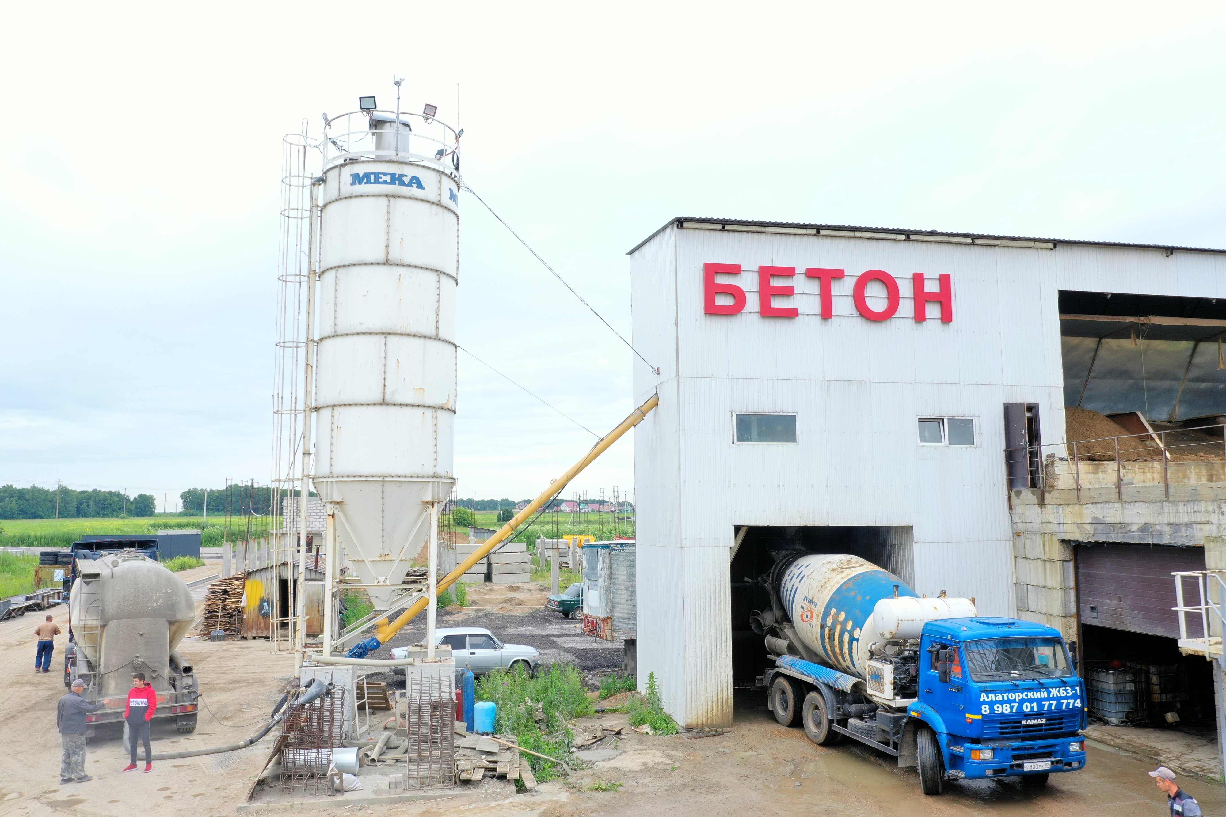 Бетон всех марок с доставкой. Автобетоносмеситель с насосом. Бетономешалка concrete mixer. Бетононасос миксер 2 в 1 камаз. Миксер бетономешалка камаз.