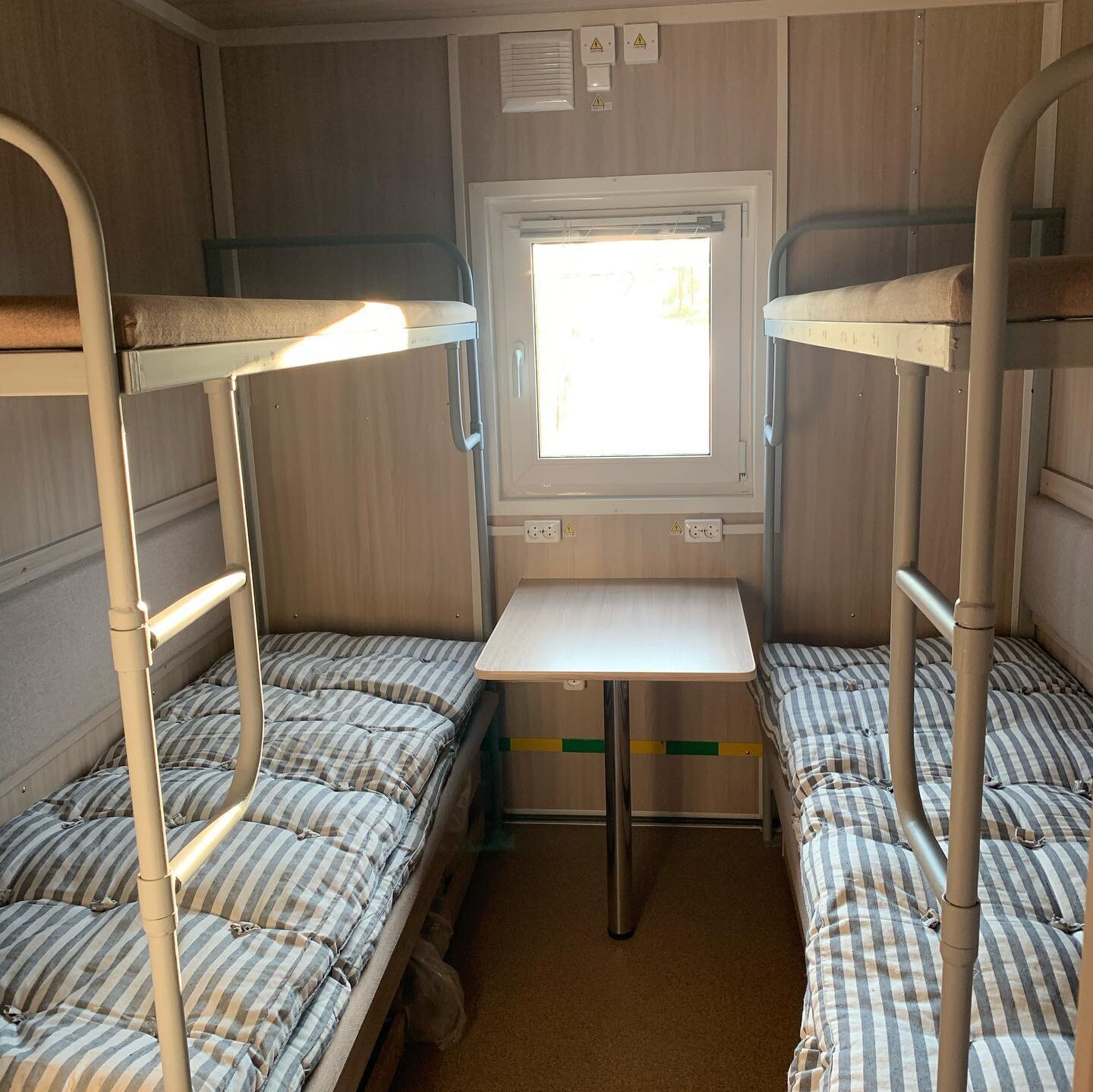 Кровать с рундуком для вагон домов