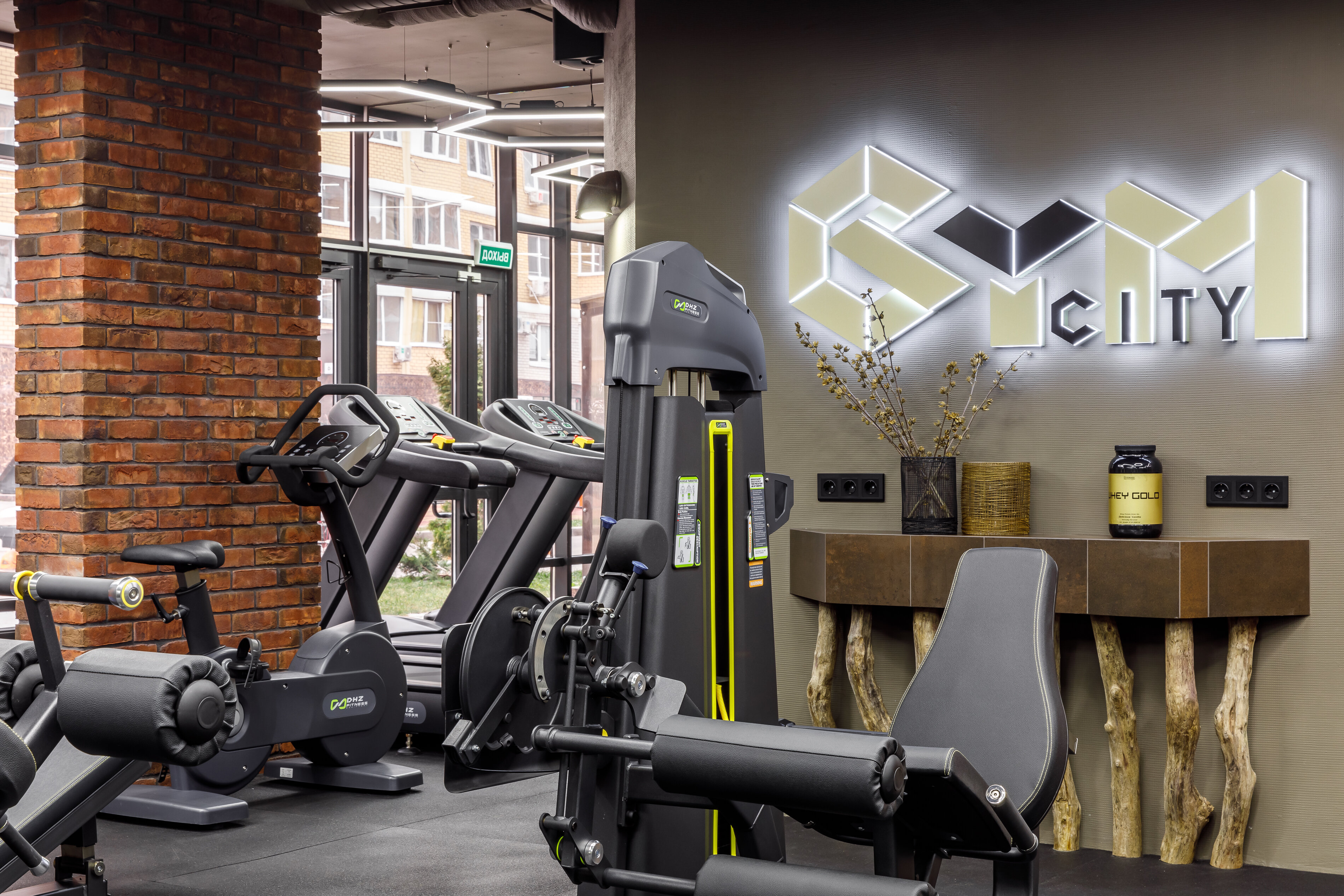 Фитнес красных партизан. Gym City Краснодар. Тренажерный зал Краснодар. Славянский тренажерный зал. Джим зал.