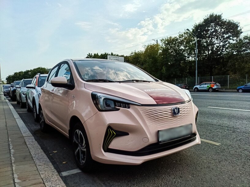 Розовый Changan BenBen на городской улице