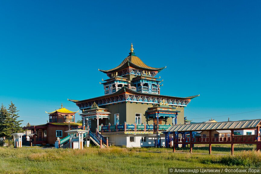 Иволгинский дацан «Хамбын Сумэ» в солнечный день