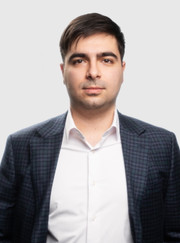 Преподаватель по экономике Андрей Оганян