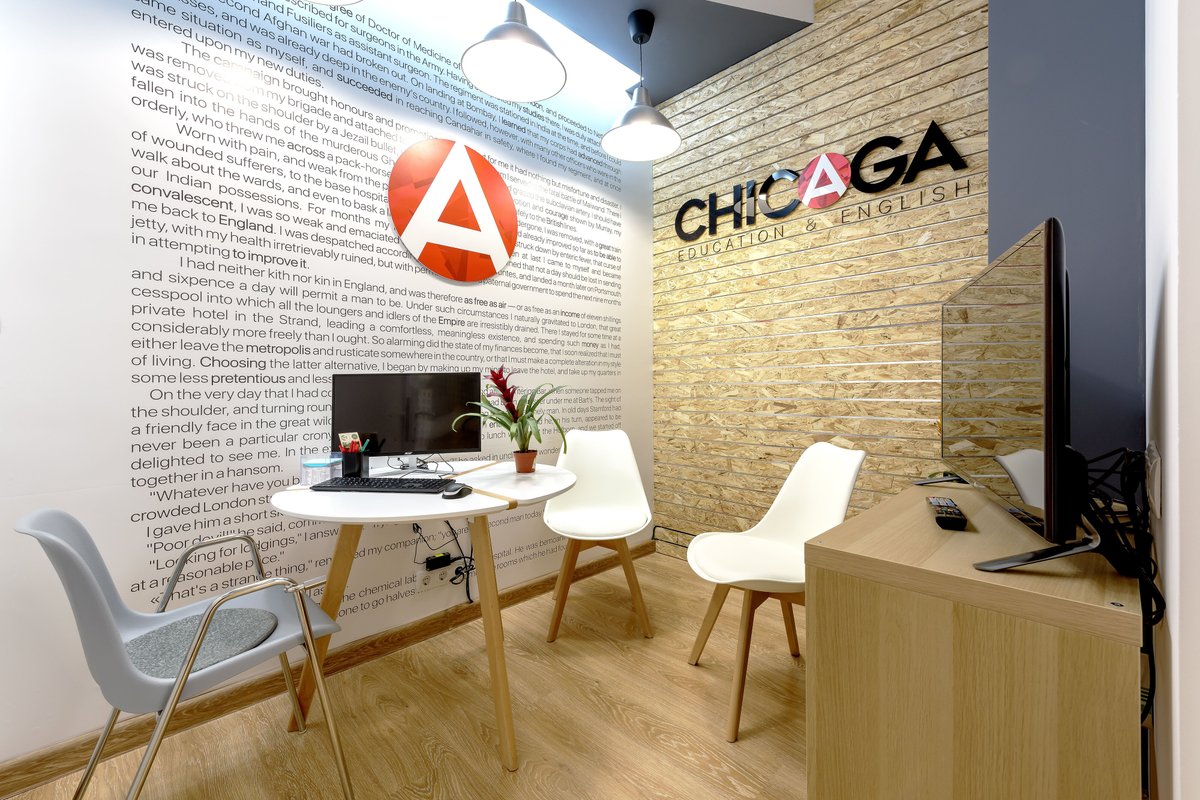 фотография Школы английского языка CHICAGA в ТЦ Балканский 1 на метро Купчино