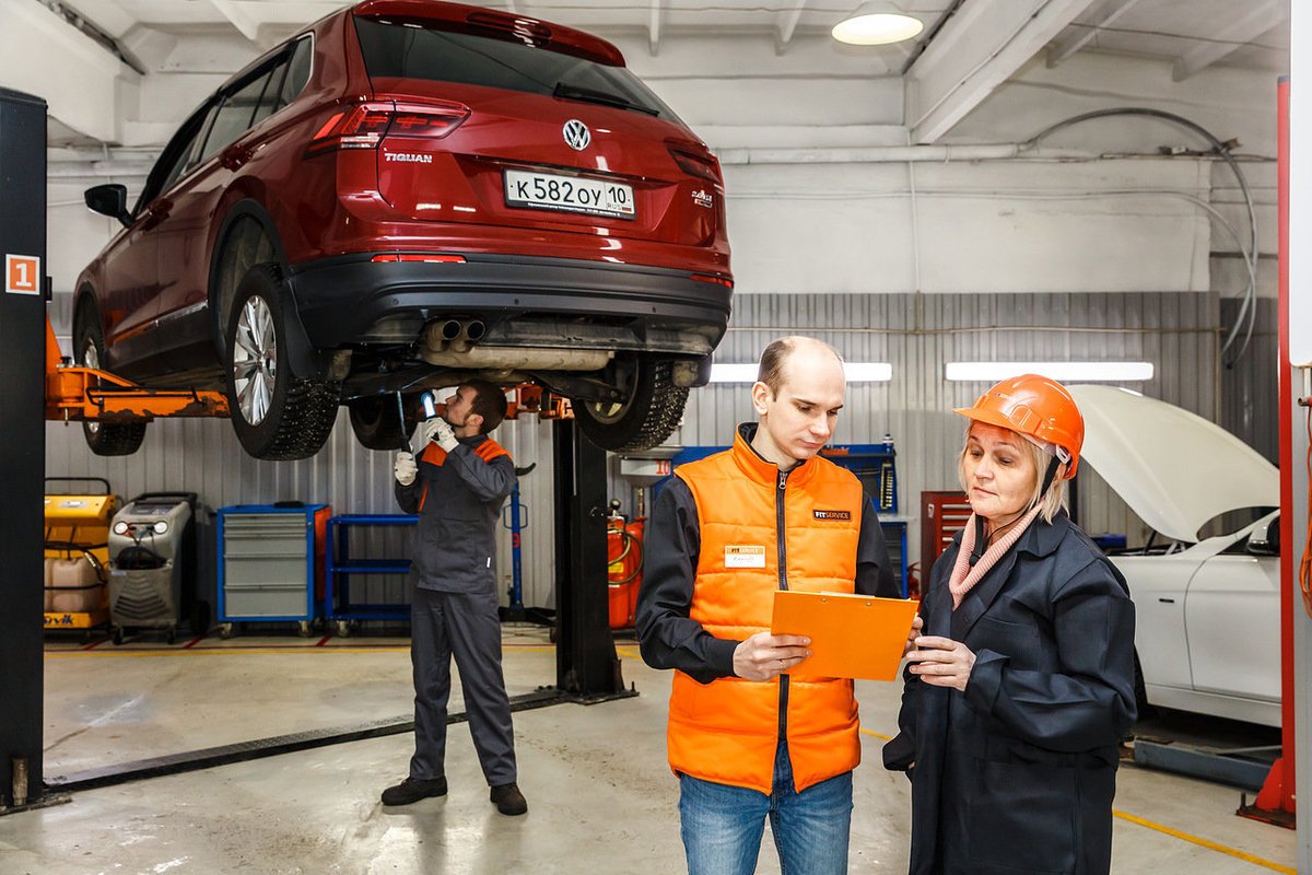 Платная приемка мп на сц. Станция техобслуживания автомобилей. Автомобиль в сервисе. Мастер-приемщик автосервиса. Сервисный автомобиль.