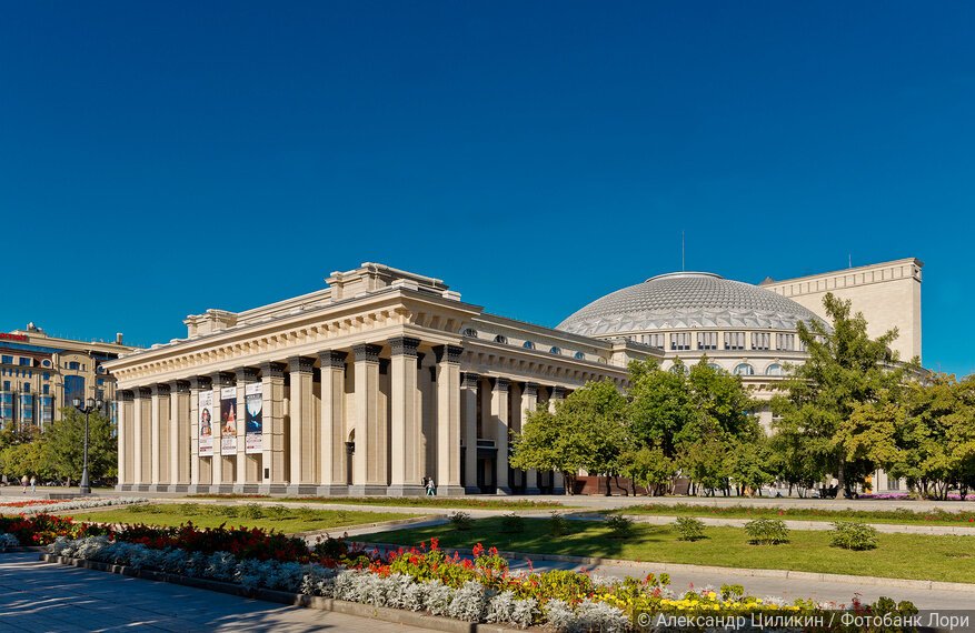 Вид на Театр оперы и балета солнечным днём