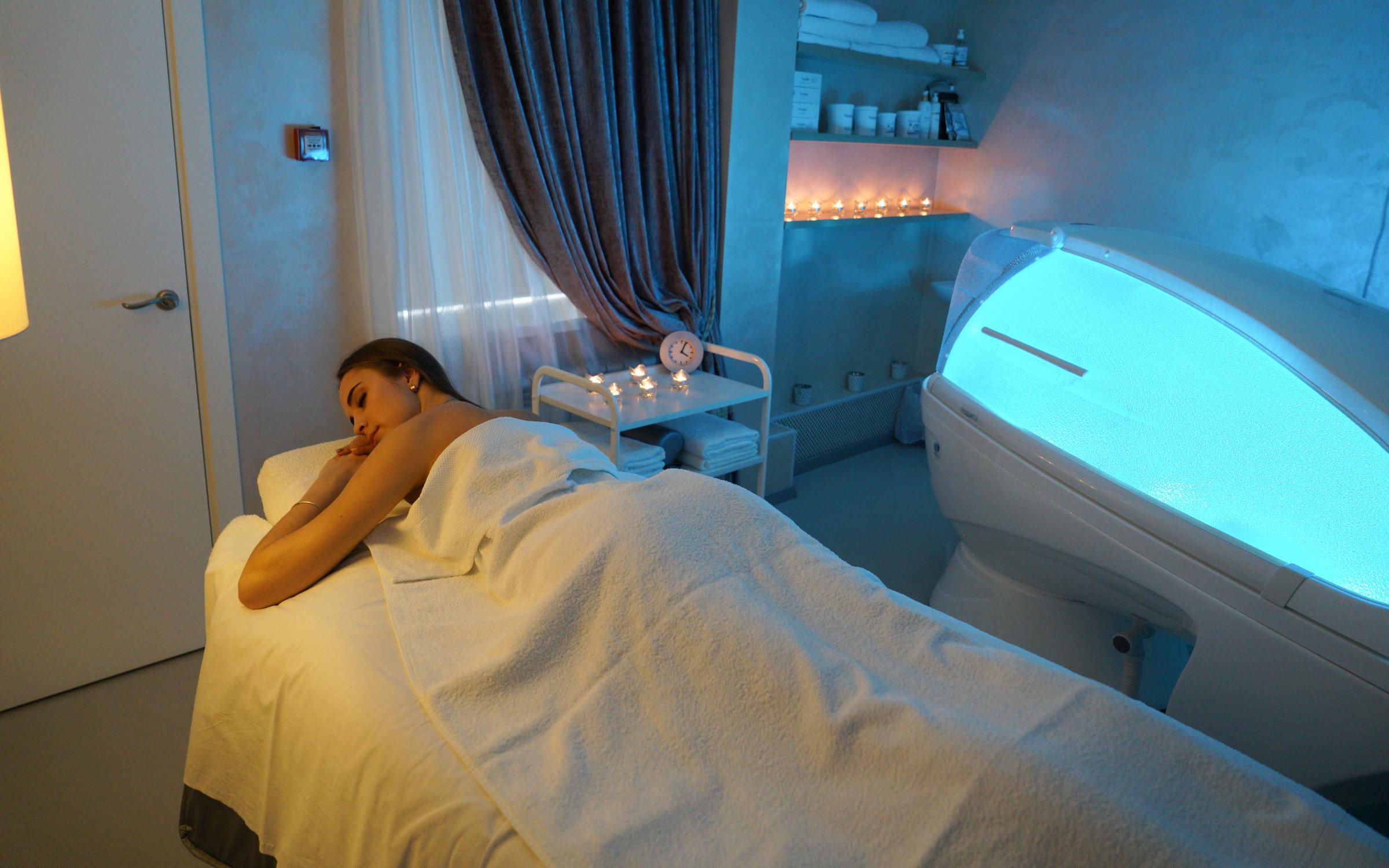 Массажный салон команда. Spa салон розовый. Девушки мастера в салоне массаж. Иночи энгельс. Салон иночи в энгельсе.