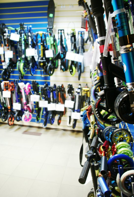 магазин самокатов в москве. самокат магазин. выкладка самокатов. самокаты для рынка. магазин самокатов спб.