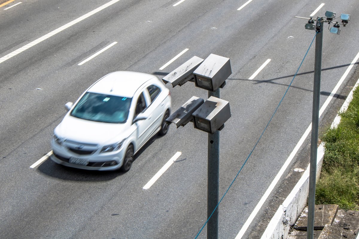Камера контроля скорости на дороге