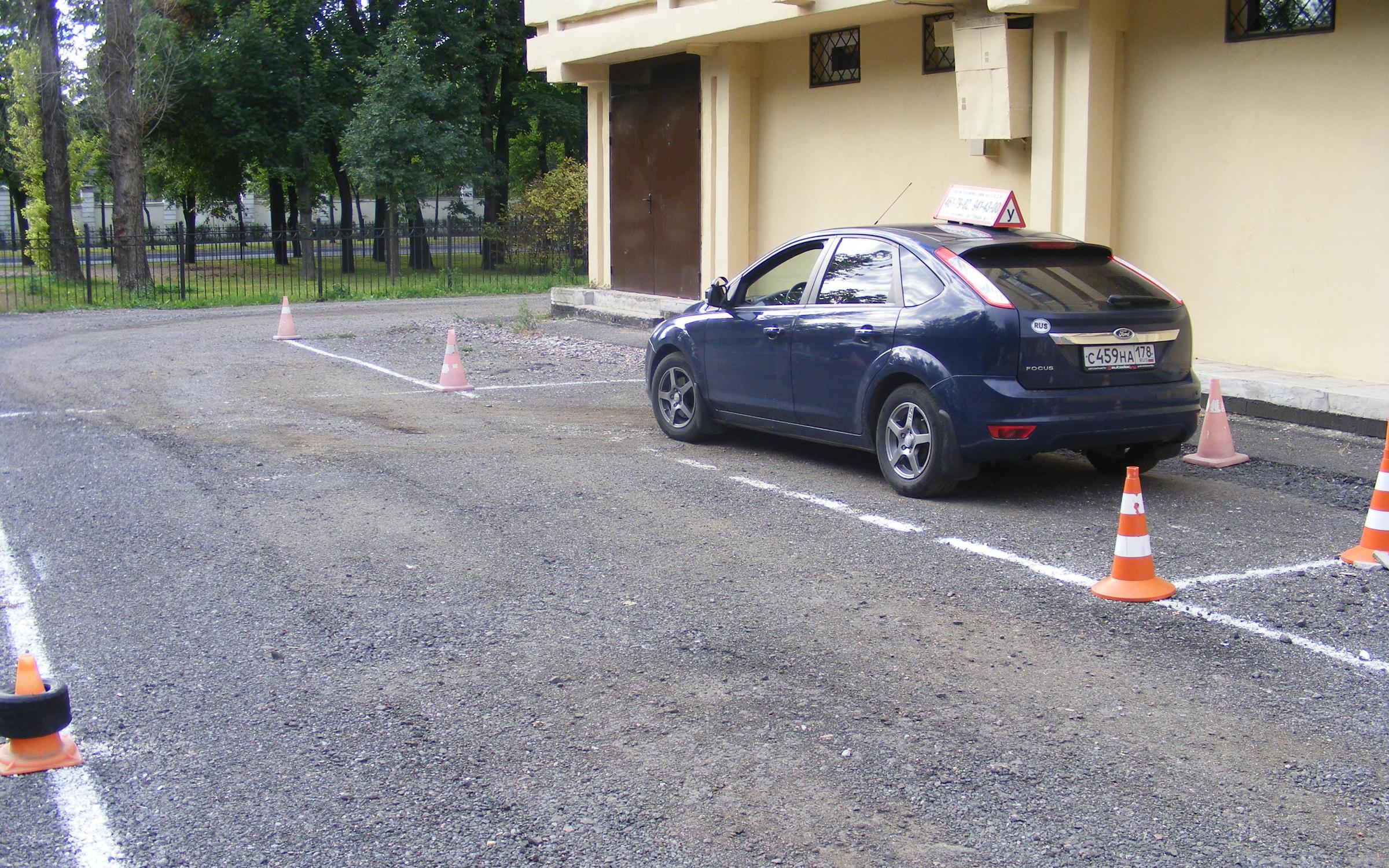 Автошкола при Академии промышленных технологий на улице Труда в Колпино ...