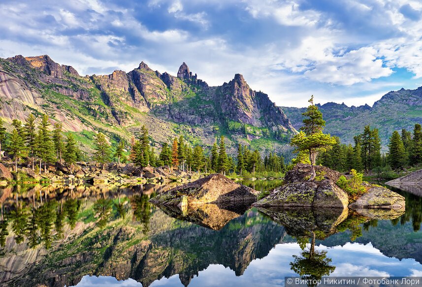 Живописное озеро в сибирских горах