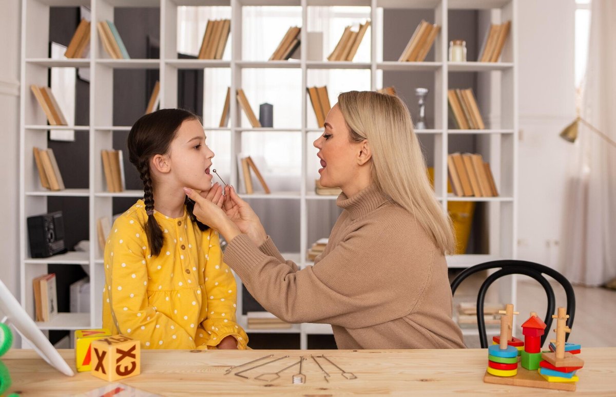 Девочка на приёме у логопеда