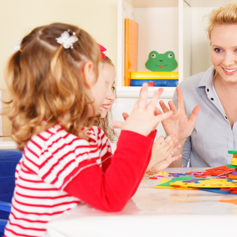 Счастливый ребенок у логопеда. Логопед и ребенок. Логопед и ребенок. Ребенок произносит речь. Логопед для ребенка 8 лет.