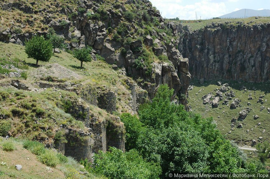 Остатки крепостных башен крепости Бжни, Армения
