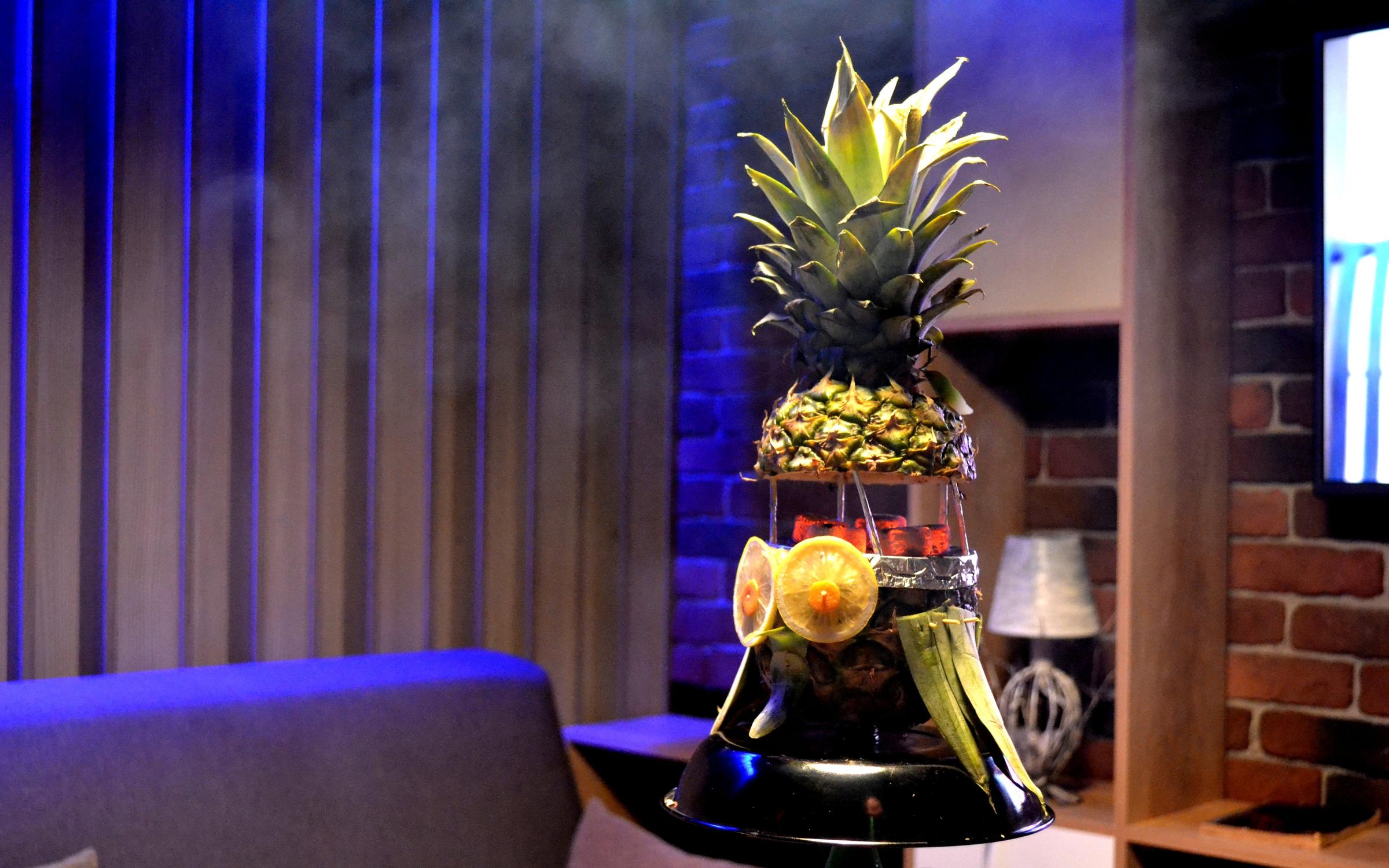 Ананасы ботаника. Pineapple lounge. Чаша на ананасе. Ананас лежанка. Долька ананаса.