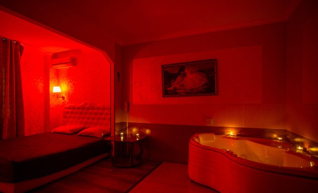 Үйдегі жалғыз эротикалық фотосуреттер Порно видеодағы қызды ойыншықпен сиқытты.