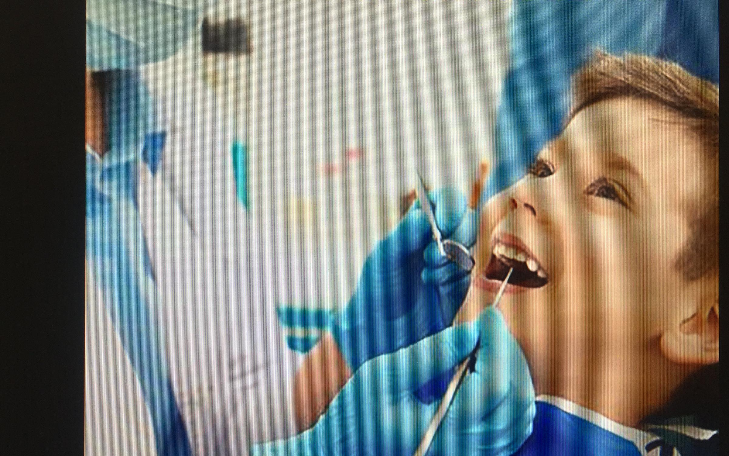 Врач лечащий кариес. Ребенок у стоматолога. Стоматология дети. Детские зубы у стоматолога.