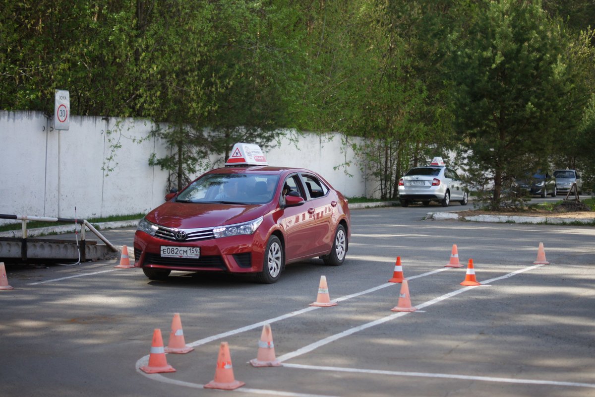 Автошкола олиса. Автошкола Автомобилист Мытищи площадка. Автош. Машина автошкола. Машина учебная автошколы.