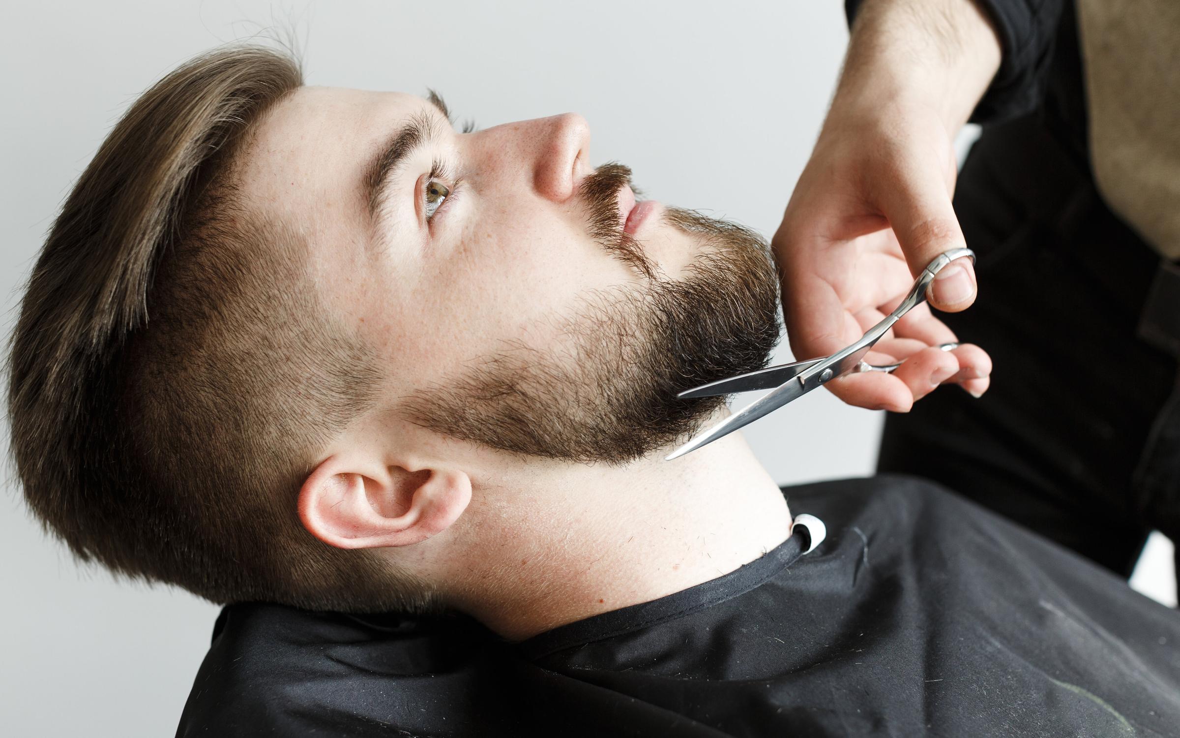 Выполнение мужской стрижки бритвой