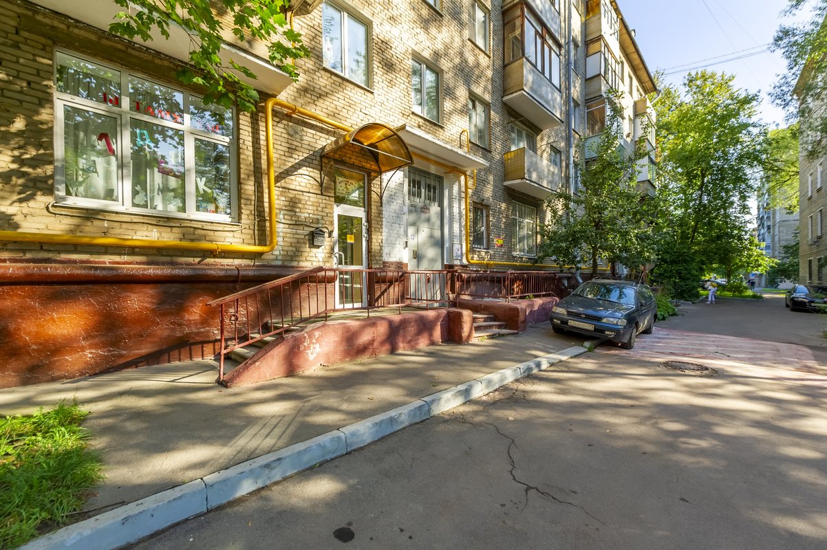 Летний вход в Бемби Клуб в зелёном дворе
