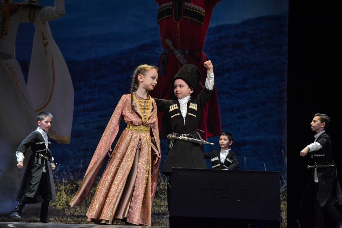 Адыгейский ансамбль нальмэс. Ансамбль нарт. Ансамбль нарт яблоновский. Ансамбль нарт. Ансамбль шапсугия лазаревское.