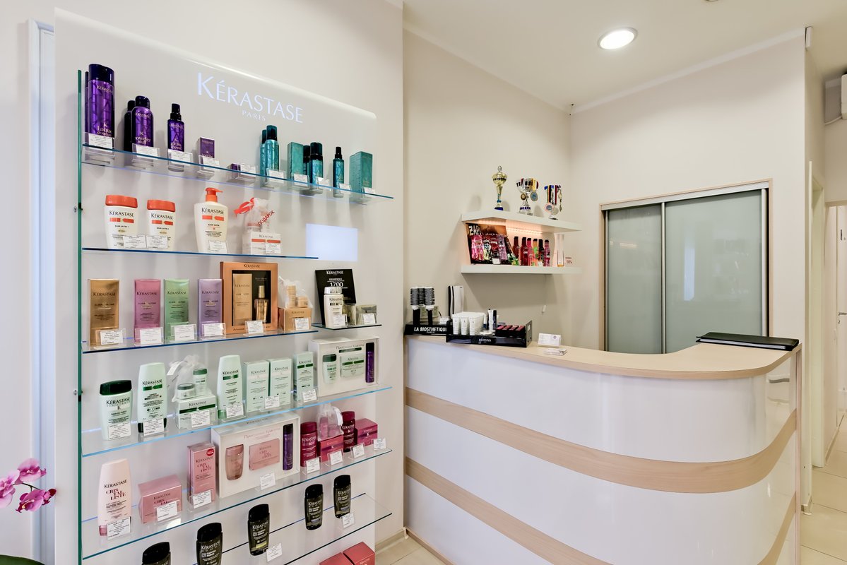 Shop волосы. Косметика для салонов красоты. Салон косметики. Витрина для косметики в салон. Витрина уходовой косметики