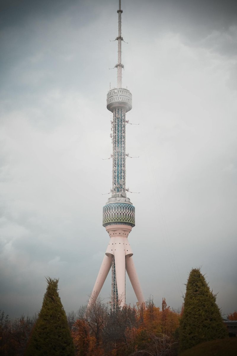 Ташкентская телебашня на фоне осеннего мрачного неба