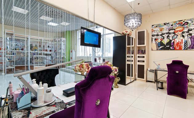 Жарқанат пен қынаппен жұдырықтасу бейнеленген онлайн порно