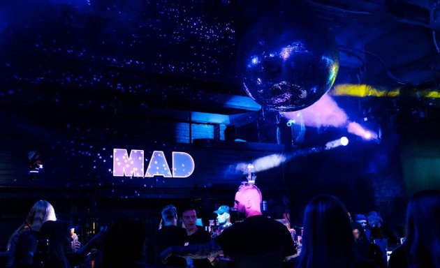 Қызыл бейсбол қалпақшасындағы порнобрюнетка