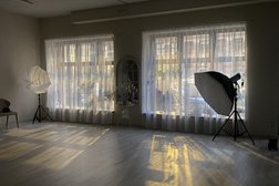 Авторская фотостудия Арт-Холл, с рейтингом 5 - находится по адресу Красноярск, Капитанская улица, 12 