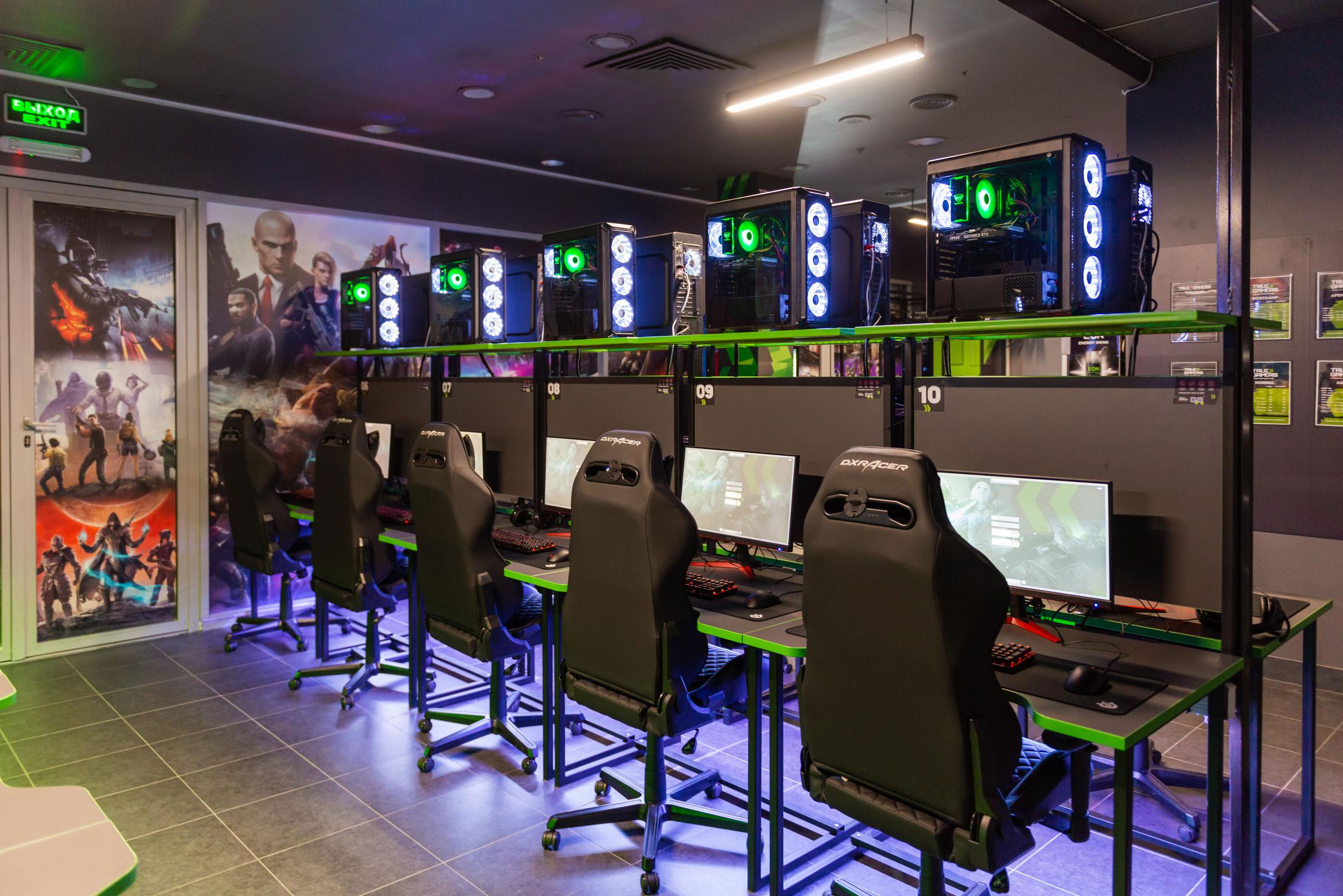 Компьютерный клуб гейм. True Gamers Зеленоград. Игровой компьютерный зал. Игровой компьютерный салон. Дизайн компьютерного клуба.