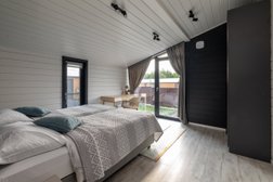 База отдыха Garnet Holiday.Мир, с рейтингом 4 - находится по адресу Калужская область, Боровский район, сельское поселение Совьяки, деревня Петрово, коттеджный посёлок Мир, 699 