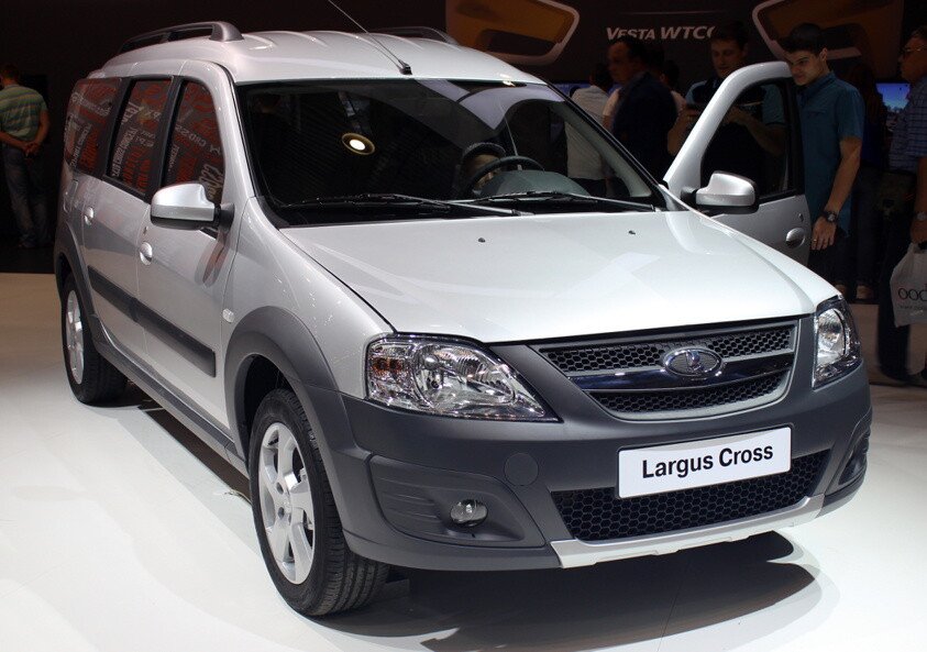 Автомобиль Lada Largus Cross серого цвета